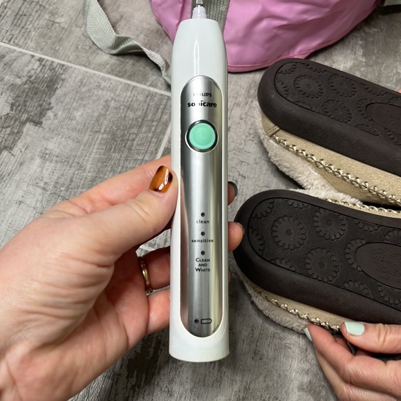 Sonicare toothbrush, slippers and portable footbath (never used) bundle … - Picture 7 of 7
